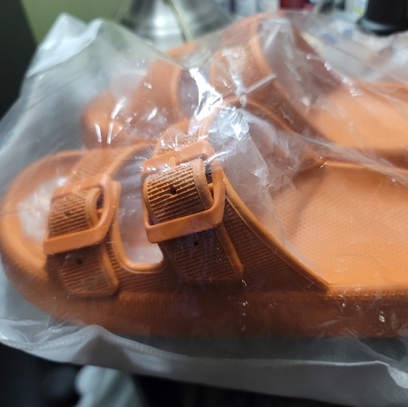 NWT (opened in original packaging) Orange cozi slides Sandals size 5-5.5 - Picture 4 of 4